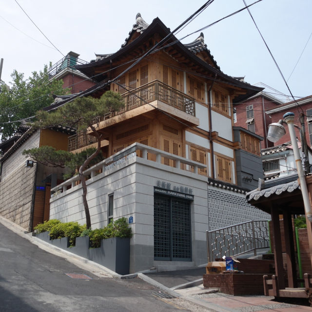 Walking Through History: The Beauty of Bukchon Hanok Village!