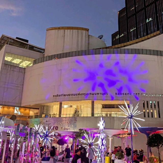 美麗的圓型球體建築：曼谷市立藝術文化中心