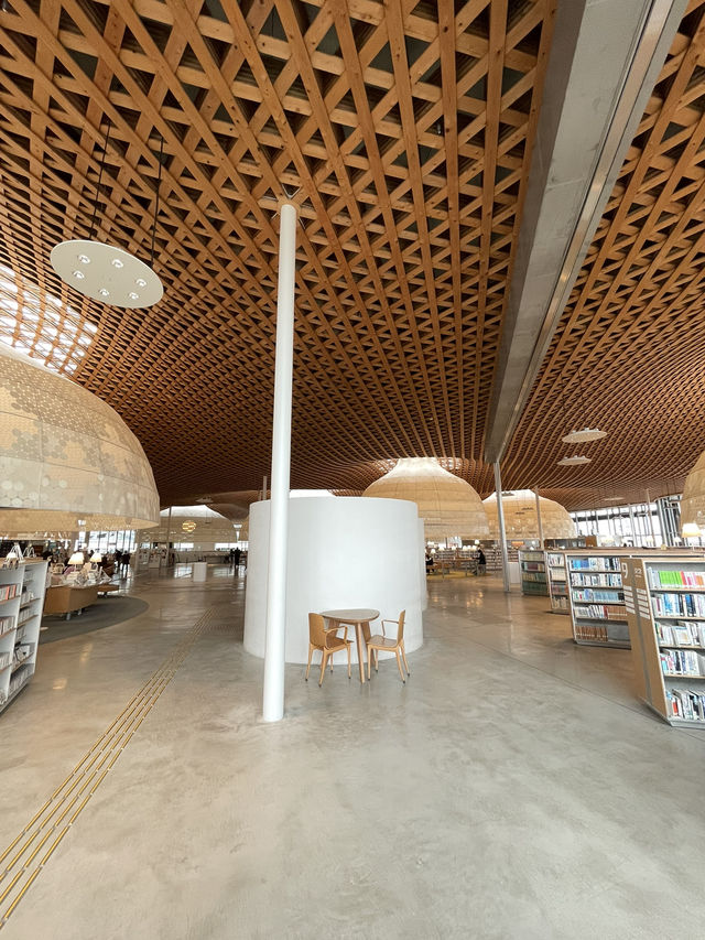 岐阜に来たらここ！スタバのある日本一美しい図書館