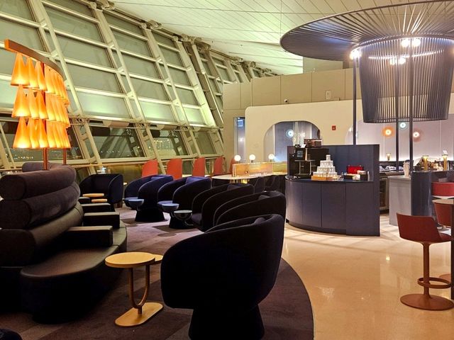 A rest in OneWorld lounge before departure at Incheon Airport
