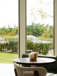 Curvy Dining คาเฟ่สีขาวโค้งมน ย่านกรุงเทพกรีฑา