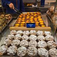 Bake house ทาร์ตไข่ที่เข้าต่อแถวยาวสุดมุมถนน
