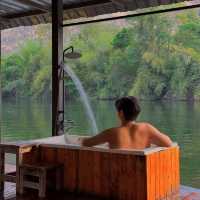 นอนแพริมน้ำ วิวภูเขา บรรยากาศโคตรฟิน 🛁⛰️🏞️