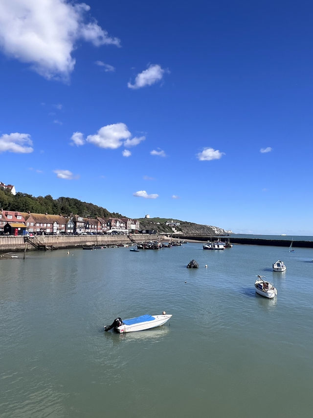 海辺の小さな町で、心がふっと軽くなる瞬間を味わったことがありますか？🇬🇧✈️🌏