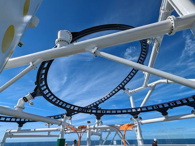 "Carnival Jubilee: The Ship That Throws a Texas-Sized Party (With a Side of Gumbo)" 🤠🎉🚢