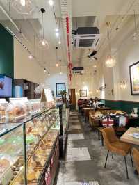 A cozy cafe serving local & Western Food : 21 Fusion