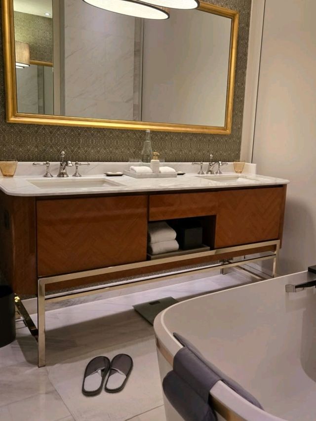 Love in the Heart of the City – Rosewood Bangkok Romance Retreat