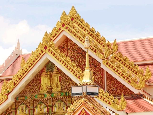 วัดพระธาตุเชิงชุมวรวิหาร ครอบพระพุทธบาท 4 องค์