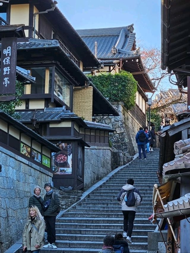 Springtime Strolls on Ninenzaka & Sannenzaka