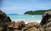 白い砂浜と透明度の高いエメラルドグリーンの海