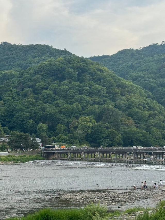 🌉 สะพานโทเก็ตสึ – เดินช้า ๆ ข้ามสะพาน 