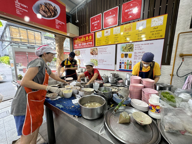 Bangkok’s Pork Noodle Gem: Rung Rueang Delivers Big on Flavor