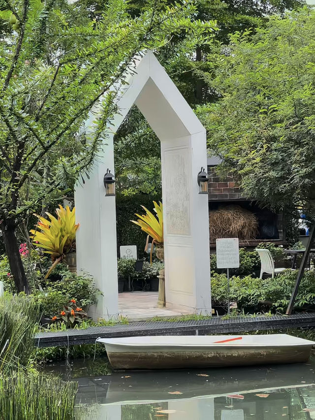 Fleur Cafe & Eatery คาเฟ่สไตล์สวนอังกฤษในแม่ริม