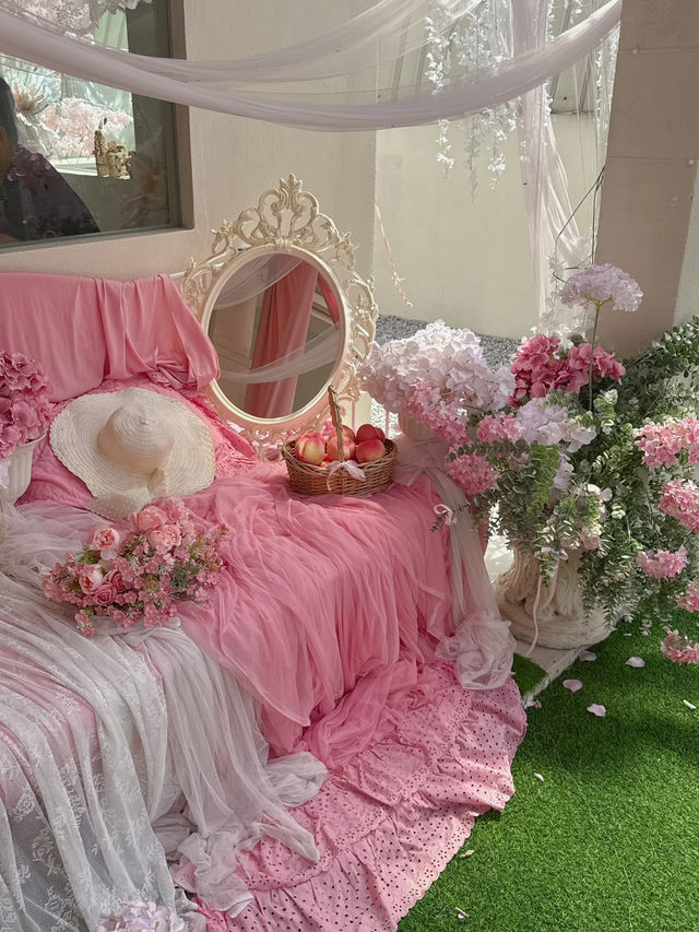 The craziest decoration cafe in Penang: No.8 Sandwich Club