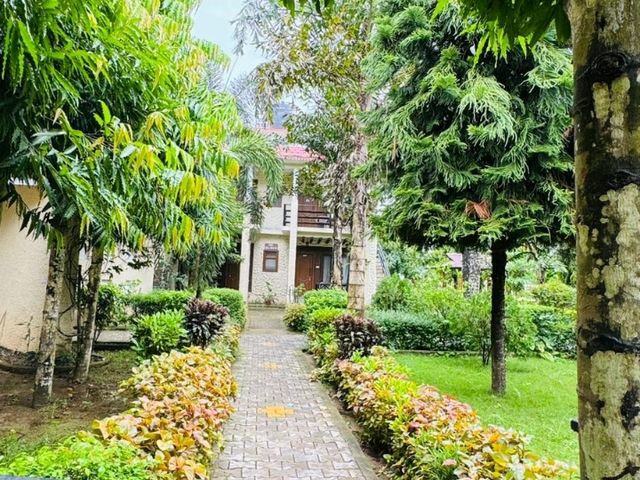 Royal Tiger Luxury Resort sauraha Chitwan Nepal 