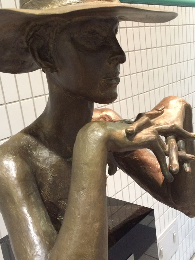 【文京区　文京シビックセンターの美しい建築デザインと彫塑の名作】