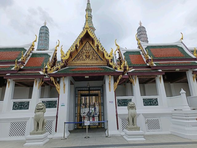 玉佛寺，信仰與榮耀交織的聖地。