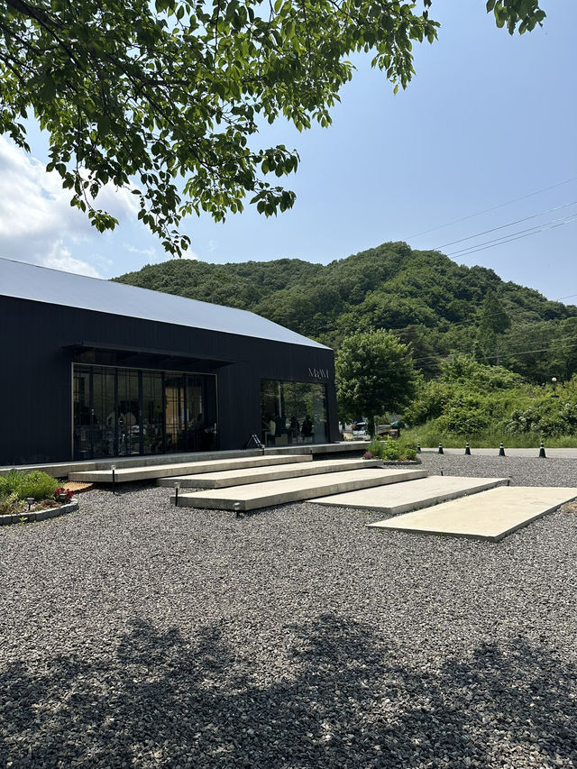 녹색 뷰가 너무 예쁜 통창뷰 카페