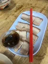 🍽️✨ เปิดตำนานร้านดังในตำนาน “โกเบนซ์ ข้าวต้มแห้ง”