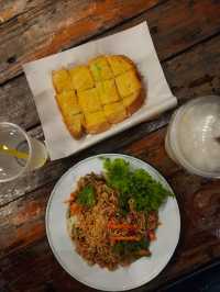 กินนม ขนมปัง ชมบรรยากาศแม่น้ำน่านยามค่ำคืน