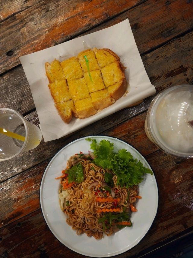 กินนม ขนมปัง ชมบรรยากาศแม่น้ำน่านยามค่ำคืน