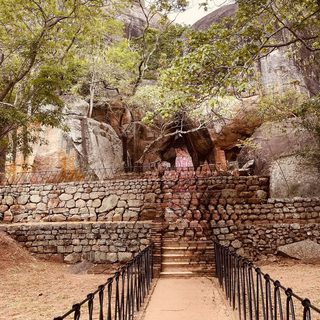 🏰✨ *Sigiriya Rock Fortress (සීගිරිය): Sri Lanka’s "Eighth Wonder of the World"* 🦁🌄