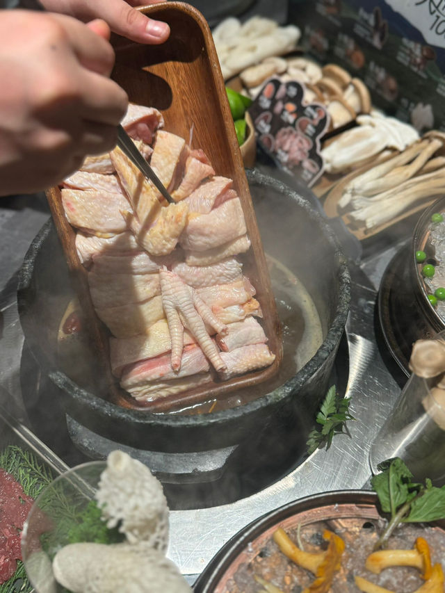 一家以雲南本土野生菌為主打嘅特色火鍋店 一家以雲南本土野生菌為主打嘅特色火鍋店