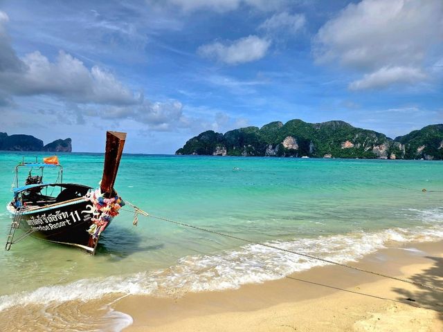🏖️ Long Beach bliss : Phi Phi’s Secret Stretch of Paradise! Turquoise calm, white sand! 🏖️ Long Beach bliss : Phi Phi’s Secret Stretch of Paradise! Turquoise calm, white sand!