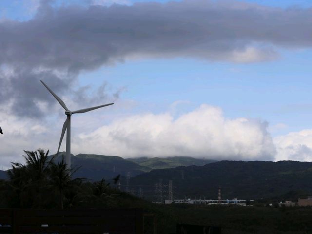 沙灘不僅廣闊，視野更是遼闊無比，遠望太平洋與巴士海峽的交會處，海天一線的畫面讓人忍不住駐足凝望。