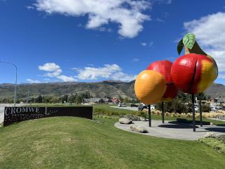 New Zealand Tourist Attractions - Central Otago Wine Town - Cromwell 🍇🏞️