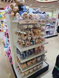 สนามบินฮ่องกงก็มี Disney store นะ