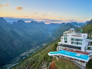 Yaojia Waterfall Viewing Bed and Breakfast: Stunning sunrise and sunset views from modern architecture