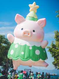 好得意呀！20個人氣角色空降西九🎈全港首個IP氣球巡遊！  今次安排得好順利，每隻IP公仔都有15個人係下面保持公仔平衡，就算有風都可以適時調節方向高低！有興趣嘅朋友起得Mark定12月28日嚟西九