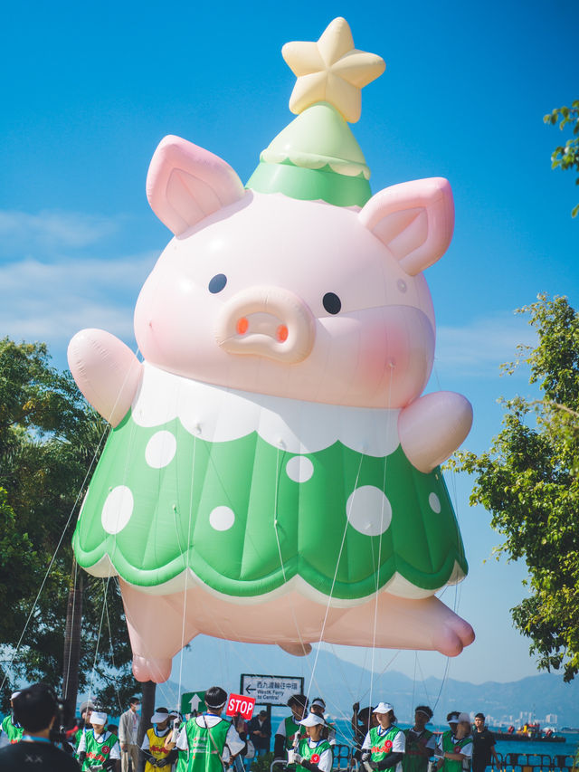 好得意呀！20個人氣角色空降西九🎈全港首個IP氣球巡遊！  今次安排得好順利，每隻IP公仔都有15個人係下面保持公仔平衡，就算有風都可以適時調節方向高低！有興趣嘅朋友起得Mark定12月28日嚟西九