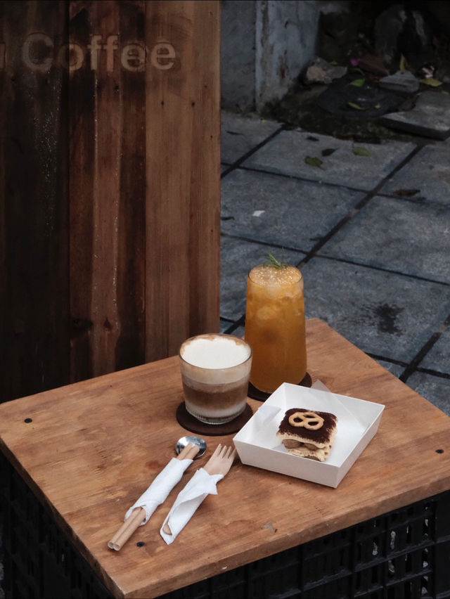 Ba Cậu Café – A Cozy Hidden Spot Inside an Old Hanoi House Ba Cậu Café – A Cozy Hidden Spot Inside an Old Hanoi House