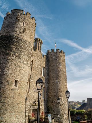 แต่งตัวเป็นอัศวินที่ปราสาทแห่งนี้