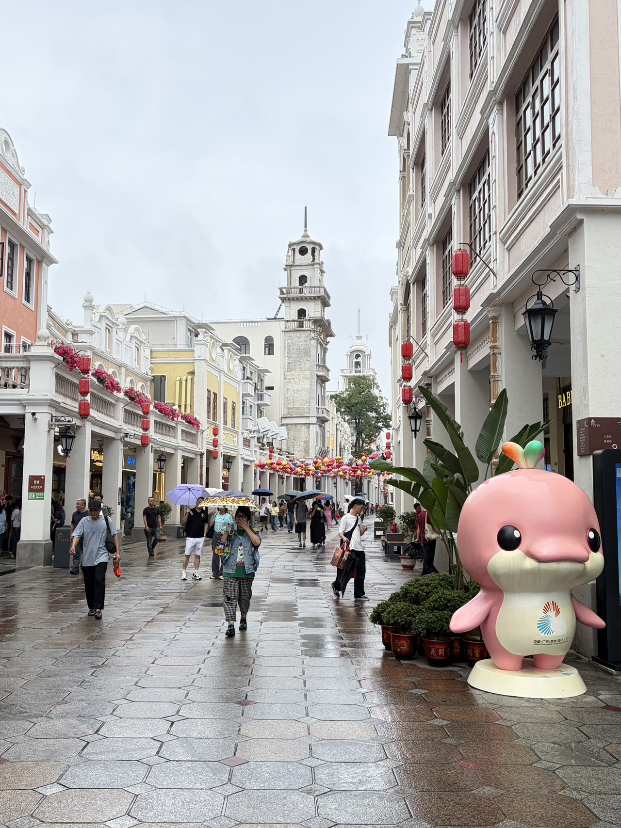 Zhongshan has always given me a cozy and culturally rich vibe. Walking the streets on a rainy day, the commercial buildings mixed with Western elements...