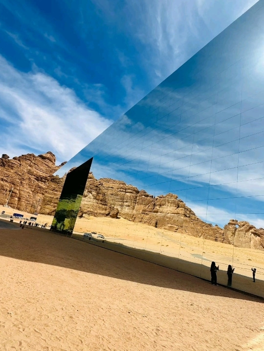 🪞サウジアラビアの砂漠に潜む、世界最大の鏡の建築物。 | Trip.com