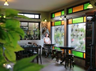 ☕🌊 Hari ini, saya mengajak Anda ke kafe tepi pantai di Rayong dengan suasana yang menakjubkan 🌿. Sangat cocok untuk bersantai dan menikmati semilir angin laut. Ditambah lagi, menu di Rue Du Fah Coffee & Tea House (ฤดูฟ้า) 💙 menyajikan hidangan kreatif yang dibuat dengan bahan-bahan lokal Rayong.

🥤 Kami memulai dengan minuman dingin yang menyegarkan: Rayong Espresso, kopi andalan kafe ini. Rasanya seimbang sempurna, aromanya harum, dan mudah diminum. Minuman lainnya adalah teh Osmanthus yang harum 🌼, teh yang lembut dan menyegarkan dengan potongan jeli yang kenyal.

🥟 Selanjutnya, kami mencoba hidangan gurih: pangsit udang dan kepiting. Ukurannya besar, isinya padat dan beraroma, serta lezat saat dimakan selagi hangat.

🧇 Untuk hidangan penutup, saya merekomendasikan Salted Egg Yolk Croffle. Croffle yang lembut dipanggang hingga renyah, disajikan dengan "Karrang," bahan lokal Rayong yang sulit ditemukan. Hidangan ini disempurnakan dengan es krim kelapa karamel kuning telur asin yang lembut 🍨 – manis, kaya rasa, dan sedikit asin; kombinasi unik dan lezat yang belum pernah saya coba sebelumnya. Tapi sungguh lezat.

🍵 Kami menutup santapan dengan secangkir teh hangat, disajikan sebagai set teh. Aromanya sangat harum, dan menikmatinya selagi hangat sangat menenangkan.

🌊 Selain menu yang lezat, ada juga area tempat duduk di luar ruangan di tepi laut tempat Anda dapat menikmati angin sejuk, mendengarkan deburan ombak, dan mengagumi pemandangan laut. Kami datang di pagi hari, dan suasananya sempurna.

💙 Jika Anda mencari kafe tepi pantai di Rayong yang memiliki semuanya – pemandangan indah, minuman enak, makanan lezat, dan hidangan menarik yang secara cerdas menggabungkan bahan-bahan lokal – saya sangat merekomendasikan untuk mengunjungi Rue Du Fah Coffee & Tea House. Anda akan pulang dengan membawa pulang makanan lezat dan pesona Rayong.

📍 Rue Du Fah Coffee & Tea House

#VisitedShareToStories #RueDuFah #ฤดูฟ้า #TasteRayongInANewWay #RayongTravel #RayongCafe #BeachfrontCafe