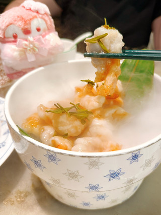 剛去咗觀塘綠茶試下佢哋本季新品,真係有啲驚喜 😮
呢間店裝修都幾清雅,有種江南感覺,座位數唔算多,但周末都幾旺。服務態度幾好,落單快,上菜都唔使等太耐。最正係價錢,中規中矩中餐,份量十足,性價比真係高到笑 👍
今次主打六款新菜,全部都係香港限定,好難得先食到。
首先試咗招牌「綠茶龍井蝦仁」🦐
蝦仁好彈牙,龍井茶香好清新,完全唔會搶味,反而襯到蝦鮮味出嚟。杭州經典翻炒,落口即刻有種茶香回甘,絕對係必點!
跟住「五指毛桃焗豬腳煲」足料到爆 🐷
豬腳炆到軟腍腍,五指毛桃入味得好足,有種嶺南傳統藥膳感覺,但完全唔苦,反而好香。湯底濃郁,配白飯一流,幾個人分食都夠晒。
「有機紅蘿蔔鮮燜牛肉」就係地道江南風味 🥕
牛肉燜得夠腍,紅蘿蔔甜味滲晒入去,汁醬濃而不膩。好似屋企阿媽整嘅感覺,暖胃又實在。
湯方面點咗「荷香薏米排骨冬瓜湯」🍲
荷葉清香慢慢滲出嚟,薏米同冬瓜清甜,排骨都入味。夏天食特別舒服,完全唔油膩,成個胃都放鬆晒。
「江南荷香手撕雞」同樣有荷香 🐔
雞肉手撕得細細件,皮爽肉嫩,荷葉香同香料平衡得好,一啲都唔會乾。配沙薑或者直接食都好正。
最後「立夏五食紫米飯」紫米好香 🍚
有立夏食俗感覺,清香回甘,配其他菜一齊食特別襯,唔會覺得重。
點心都唔錯:小鍋手工鮮肉鍋貼外脆內多汁 🥟、沙爹金錢肚味濃夠嚼勁、蟹子蒸燒賣鮮味十足,蟹籽香到爆。
甜品「牛乳血糯米手作糖水」好特別 🥛
血糯米軟糯,牛乳清甜,唔會太膩,收尾一流。
飲品試咗鮮芭樂氣泡水同冬瓜山茶氣泡水,兩款都清爽,氣泡夠,夏天必飲 🍹
冷盤「秘制沙薑拌豬手」沙薑味夠勁,豬手爽口,開胃一流。
整體嚟講,綠茶觀塘店呢次新品真係水準穩定,茶香、荷香、嶺南風味混得好自然。份量足、價錢抵、環境舒服,絕對適合一家人或者朋友聚會。想食性價比高又有特色嘅中餐,呢度真係值得再嚟 😋
🐥🐥🐥🐥🐥🐥🐥🐥🐥🐥
綠茶餐廳 (創紀之城五期(apm)) (觀塘)
觀塘觀塘道418號創紀之城五期(apm)大堂高層UC-1號舖
#綠茶餐廳 #觀塘美食 #正能量企鵝 #koupenchan #コウペンちゃん