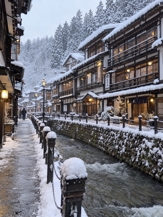 冬の銀山温泉 ❄️ 雪と灯籠の明かりが織りなす、この上なくロマンチックな世界