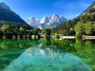 ヤスナ湖：スロベニアのアルプスに現れた絶景オアシス！必見のスポット 🇸🇮
