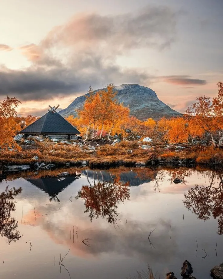 Celestial Green Meets Arctic Gold: My Unforgettable Autumn Journey to Inari and Kakslauttanen