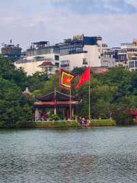 A romantic walk by the Hanoi lake 