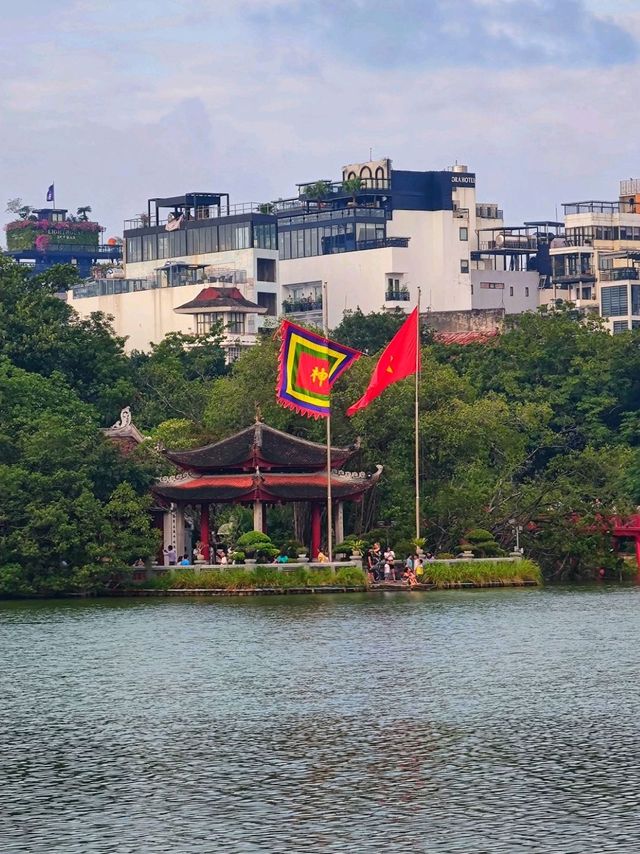 A romantic walk by the Hanoi lake 