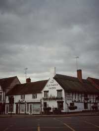 A Day in Stratford-upon-Avon – Walking in the Footsteps of Shakespeare! 🎭📖