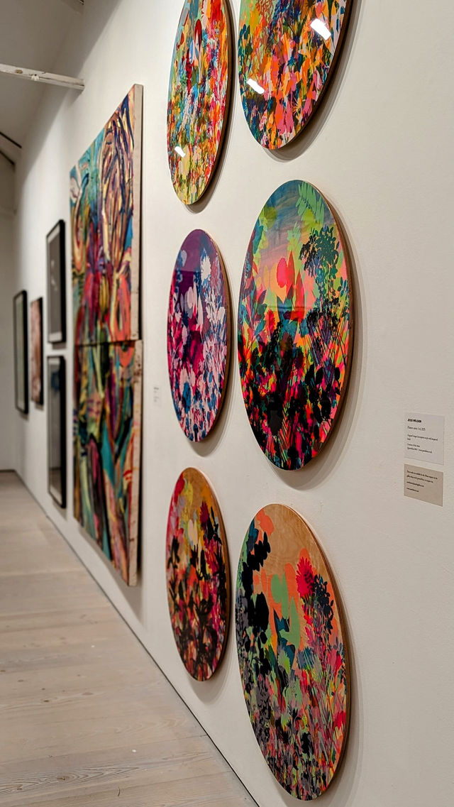 Saatchi Gallery: A Blooming Masterpiece 🌸🎨
