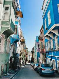 Colour, Character, and the Joy of Wandering Alone 🎨🚶‍♀️🕌