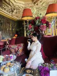 More than 300 years old historic, old-style English 5star hotel in Edinburgh 