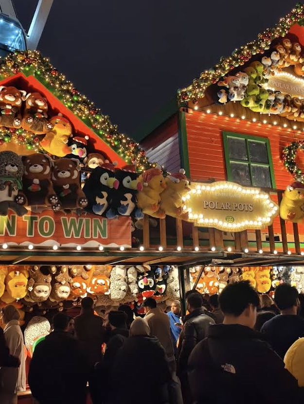 The scent of roasted chestnuts and gingerbread fills Hyde Park Winter Wonderland! 🌰🍪 The scent of roasted chestnuts and gingerbread fills Hyde Park Winter Wonderland! 🌰🍪